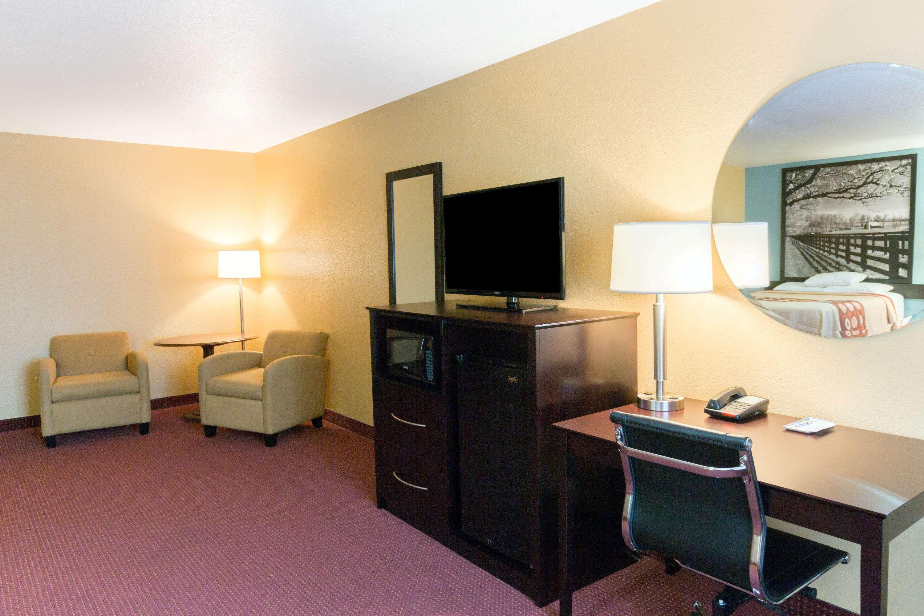 Super 8 By Wyndham Richmond Hotell Eksteriør bilde